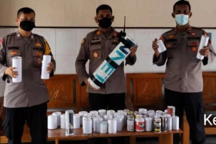 Kapolsek Kaliwungu menunjukan hasil razia petasan raksasa Minggu 01 Mei 2022 dinihari.  (Edi Prayitno/kontributor Kendal)