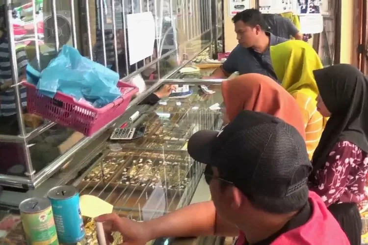 Suasana disebuah Toko emas di Sukorejo yang dipadati warga yang hendak membeli emas untuk lebaran. (edi prayitno/kontributor Kendal)