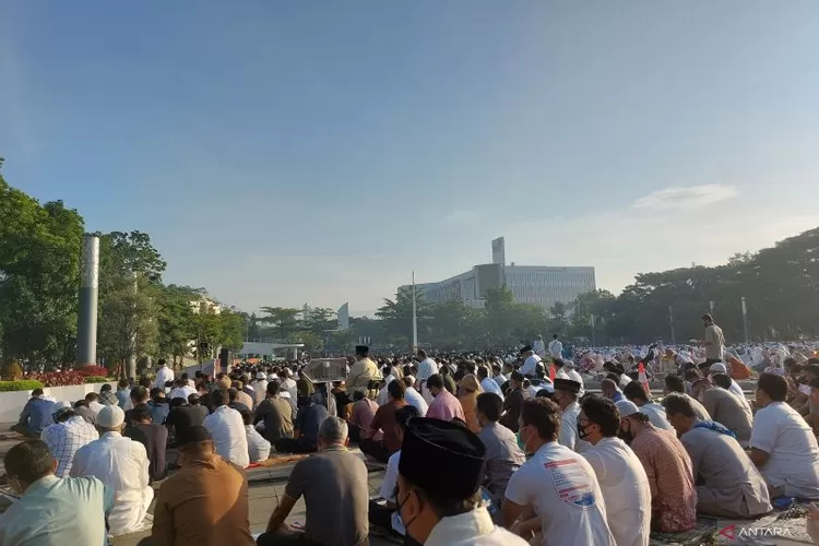 Suasana Shalat Idul Fitri 1443 Hijriah di Lapangan Gasibu Kota Bandung, Senin (2/5/2022).  (ANTARA/Ajat Sudrajat)