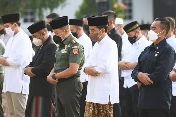  Presiden Joko Widodo (kedua kanan) menunaikan Shalat Idul Fitri 1433 H di halaman Gedung Agung, Istana Kepresidenan Yogyakarta, Senin (2/5/2022). ( ANTARA/HO-Biro Pers Sekretariat Presiden)