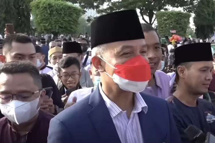 Gubernur Jawa Tengah, Ganjar Pranowo usai solat id bersama warga di lapangan simpang lima, Semarang.