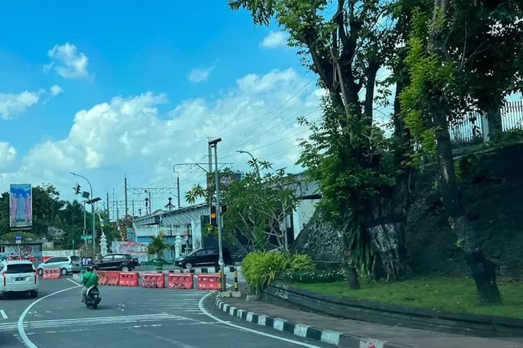 Penerapan buka tutup lalu lintas situasional menuju Malioboro untuk mengantisipasi kepadatan di kawasan wisata tersebut saat libur Lebaran, Selasa (3/5/2022)  (ANTARA/Eka AR)