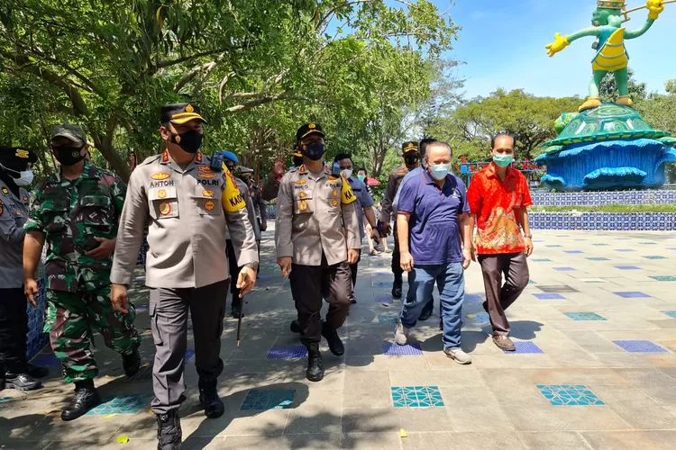 Kapolda Jatim Irjen Nico Afinta cek prokes di tempat wisata di Surabaya (Humas Polda Jatim)