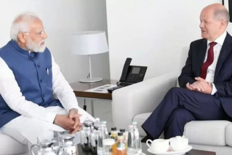 Perdana Menteri India Narendra Modi tiba di Jerman pada kunjungan pertama ke tiga negara Eropa pada hari Senin dan bertemu dengan Kanselir Jerman Olaf Scholz (Saudi Gazette)