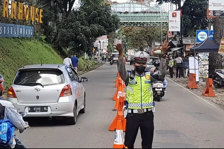 Anggota Satlantas Polres Cimahi Tengah Melakukan Pengaturan Lalulintas Saat Arus Wisata di H+1 Lebaran Dengan Melakukan Sistem One Way (Algi Muhammad Ghifari)