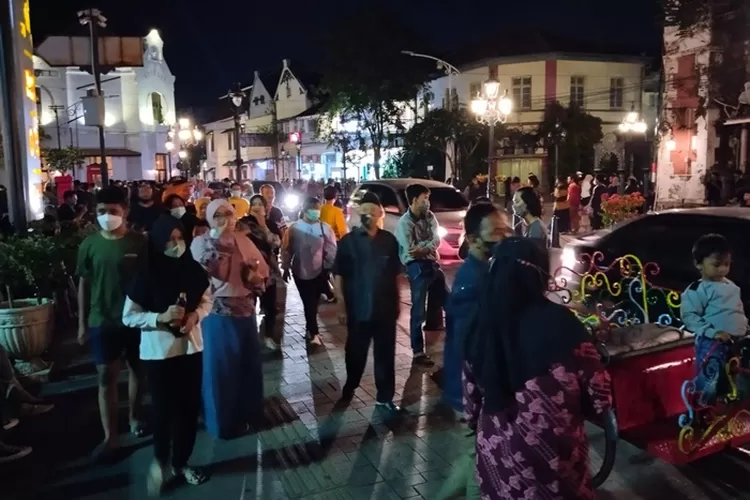 Para wisatawan di kawasan Kota Lama Semarang. (Ayosemarang.com/ Audrian Firhannusa)