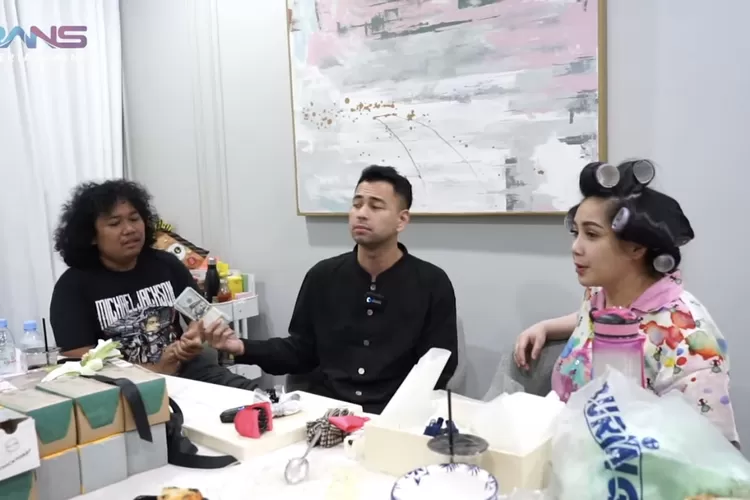 Raffi Ahmad dan Nagita Slavina dukung keberangkatan Rumah Angklung dan Milanisti Indonesia ke Stadion San Siro, Milan, Italia (YouTube/Rans Entertainment)