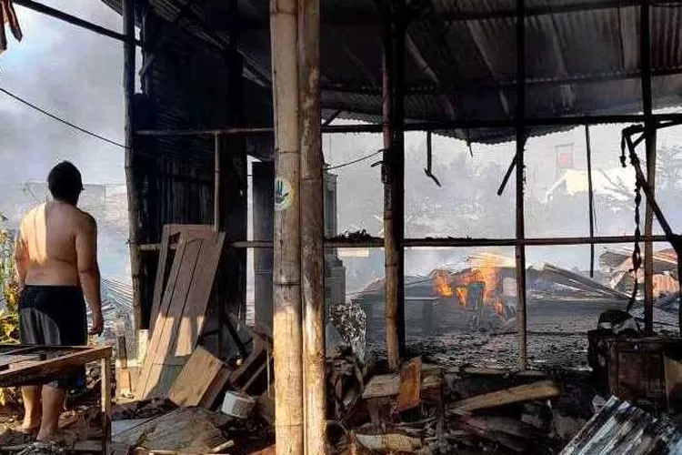 Kebakaran yang menghanguskan 25 kios di Pasar Mebel Solo (Endang Kusumastuti)
