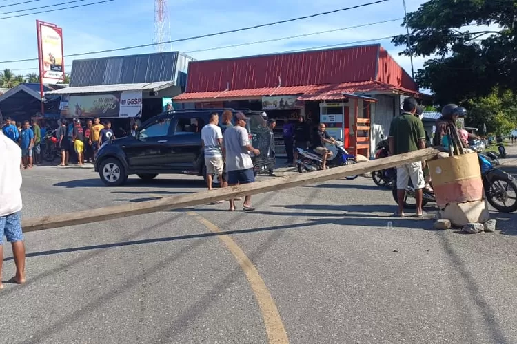 Aksi blokir jalan Trans Sulawesi yang dilakukan warga desa Poh sebagai protes dugaan pengeroyokan pemuda setempat oleh warga desa Tintingan, Kecamatan Pagimana pada Rabu 4 Mei 2022. (SANGALU/ Ist)