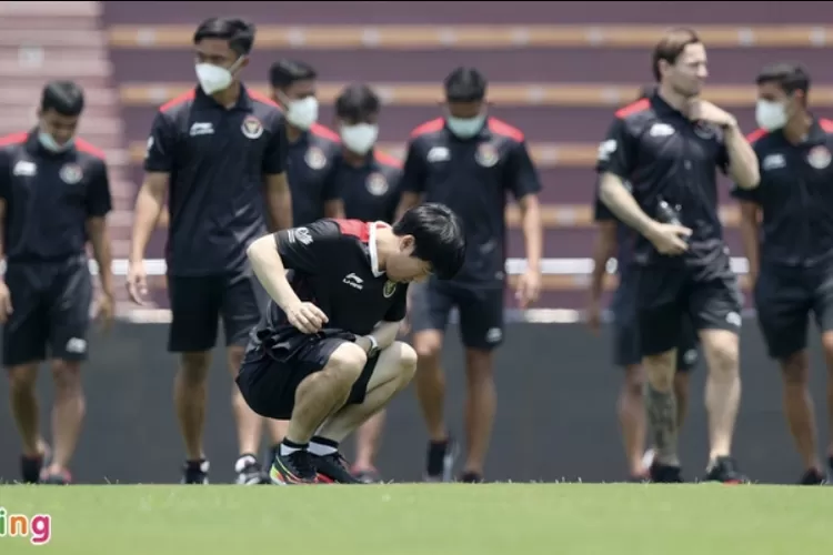 Timnas U-23 dan staff kepelatihan pelajari kualitas rumput lapangan stadion jelang lawan Vietnam (zingnews.vn)