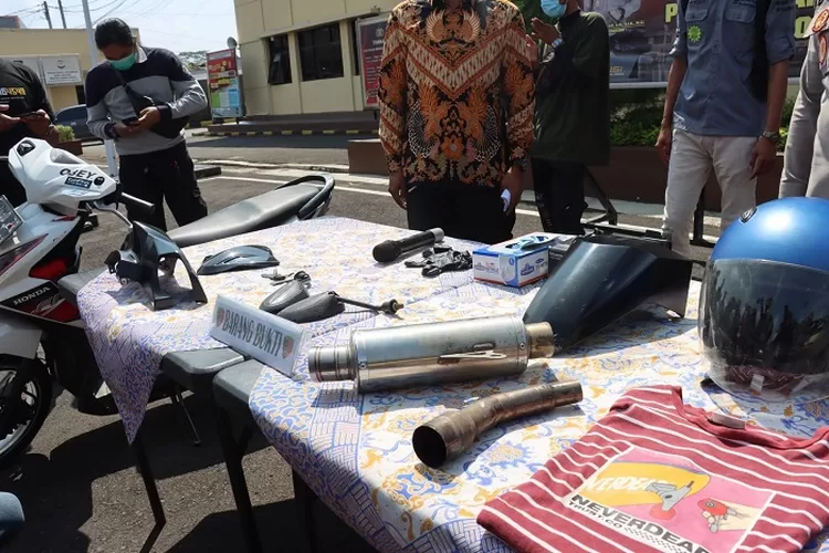Barang bukti knalpot bising pelaku geber knalpot&nbsp;motor&nbsp;saat sholat Ied. (Ayobandung.com/Muhammad Ikhsan)