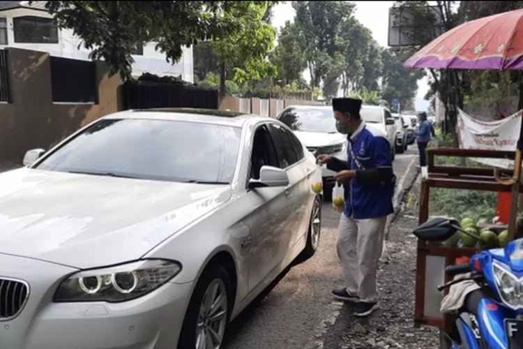 Seorang Pedagang Asongan Buah 'Dengkak' Yusuf Maulana Tengah Menjajakan Jualannya Pada Wisatawan Saat Terjebak Kemacetan di Simpang Batrix Lembang, Bandung Barat (Algi Muhamamd Ghifari)