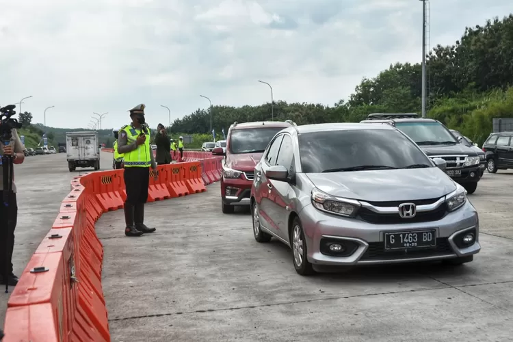 Arus lalu lintas di Tol Kalikangkung. Jasa Raharja merilis data bahwa kecelakaan menurun di Lebaran 2022 ini. (Ayosemarang.com / Audrian Firhannusa)