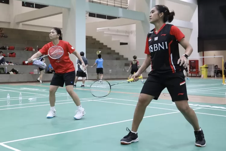 Greysia Polii mengunjungi Tim Uber 2022 yang sedang berlatih dan bermain bersama, Kamis (5/5/2022). (pbsi.id)