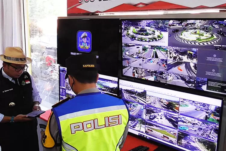 Ridwan Kamil Meninjau Arus Balik di Pos Pam Limbangan, Dirinya Pun Menerima Laporan Tingkat Kecelakaan (Budi Hartati)