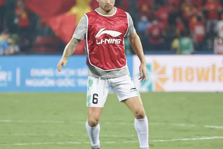 Pemain Timnas U-23, Marc Klok melakukan pemanasan jelang laga lawan Vietnam (Instagram/@pssi)