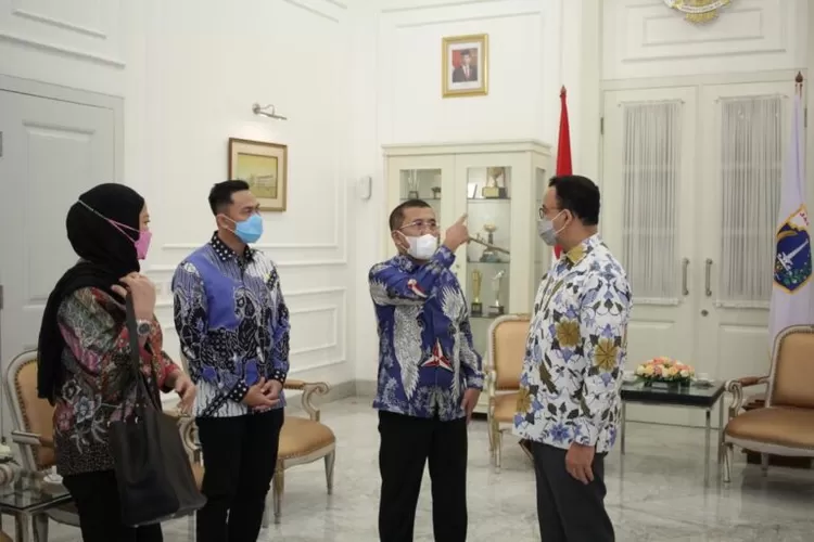Ketua DPD Partai Demokrat DKI Jakarta Mujiyono  (Kedua dari kanan) bersama Ketua DPP Partai Demokrat Agus  Harimurti Yudhoyono (kedua dari kiri) menemui Gubernur DKI Anies Baswedan di Balai Kota belum lama ini. (Liputan Lapangan)