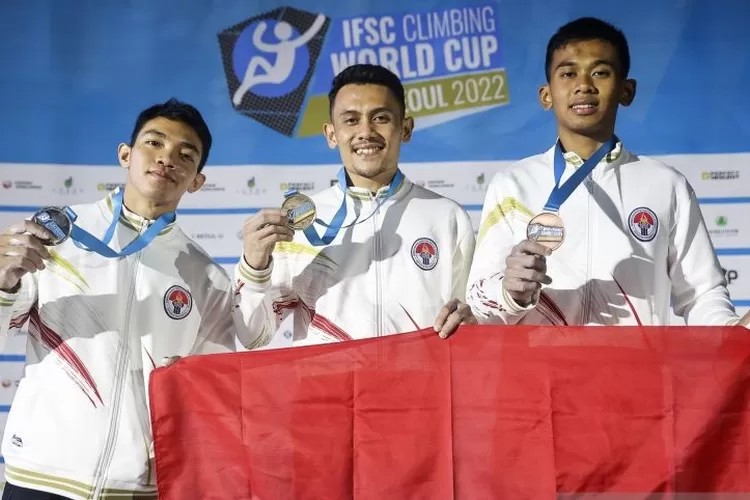 (Ki-ka) Atlet panjat tebing Indonesia Kiromal Katibin, Veddriq Leonardo, dan Rahmad Adi berfoto bersama di atas podium Piala Dunia Panjat Tebing 2022 di Seoul, Korea Selatan, Jumat (6/5/2022). ( ANTARA/IFSC/Dimitris Tosidis)
