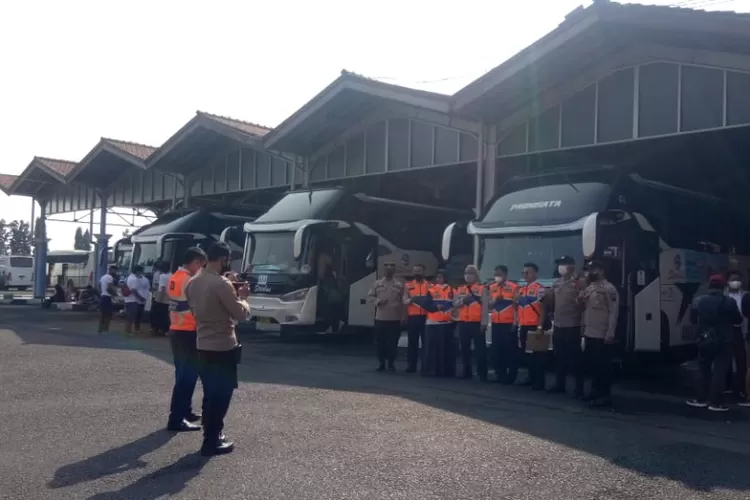 Sebanyak 10 bus penumpang progam balik gratis dari Pemprov DKI Jakarta mulai diberangkatkan dari Terminal A Pekalongan, Minggu 8 Mei 2022. (Muslihun kontributor Ayo Media Network di Batang.&nbsp;)