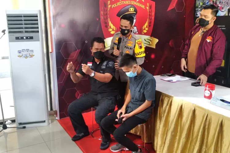 Alfian Ulinuha (duduk paling kanan) pelaku begal payudara di Kota Semarang saat diamankan Polrestabes Semarang.  (Ayosemarang.com/ Audrian Firhannusa)