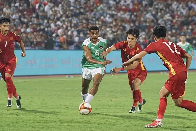 Aksi pemain Timnas U-23, Ricky Kambuaya saat lakoni laga lawan Vietnam di SEA Games (Instagram/@pssi)