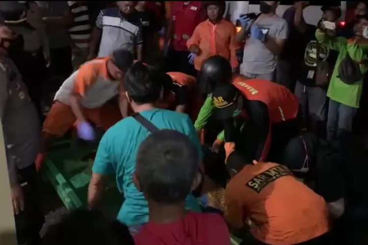  Jenazah bocah 11 tahun, korban tenggelam di Sungai Bogowonto, dievakuasi.  (Foto: Humas Polres Purworejo)