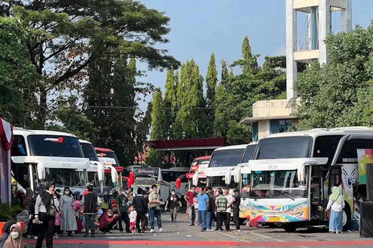 Penumpang arus balik di Terminal Giwangan Jogja, Minggu (8/5/2022).  (ANTARA/Eka AR)
