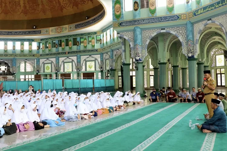 Wakil Wali Kota Tangerang Sachrudin ketika melepas rombongan 300 santriwati untuk kembali menimba ilmu ke Pondok Modern Darussalam Gontor - Foto: Humas Pemkot Tangerang