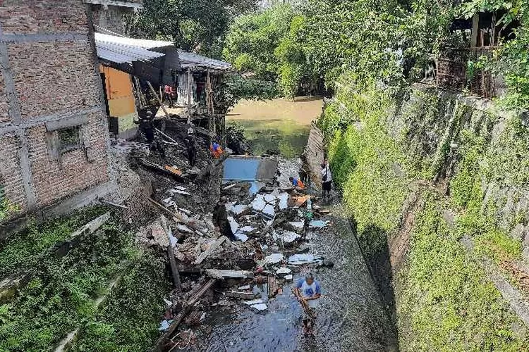 Talud anak sungai Kali Anyar yang longsor menyebabkan rumah warga ambrol (Endang Kusumastuti)