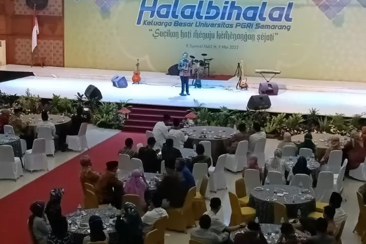 Universitas PGRI Semarang (UPGRIS) menggelar acara halal bihalal di Balairung Kampus UPGRIS, Senin 9 Mei 2022. (arri widiarto/ayosemarang.com)