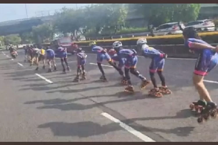 Sekumpulan orang bermain sepatu roda di jalan raya Ibukota.  (Twitter/@pativ7)