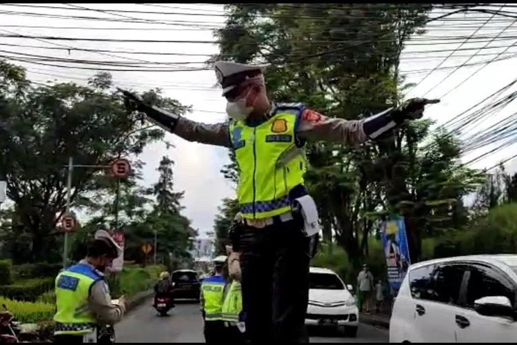 Aksi Unik Anggota Satlantas Polres Cimahi, Berjoged Hibur Pengguna Jalan di Persimpangan Jalan Grand Hotel dan Jalan Raya Lembang, Bandung Barat (Algi Muhammad Ghifari)