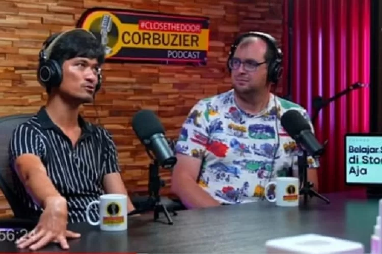 Pasangan LGBT, Ragil Mahardika dan Frederik Vollert asal Jerman yang dihadirkan Deddy Corbuzier (YouTube Deddy Corbuzier)