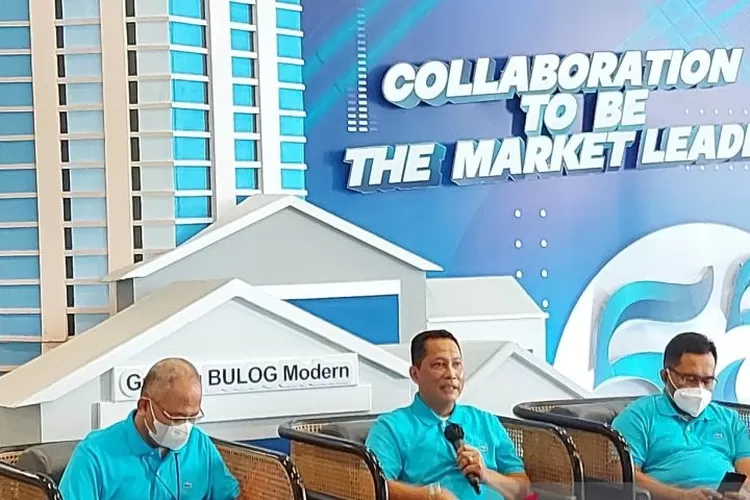 Direktur Utama Perum Bulog Budi Waseso (tengah) memberikan keterangan pada wartawan di Jakarta, Selasa (10/5/2022).  (ANTARA/Aditya Ramadhan)