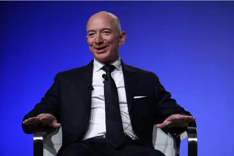 Jeff Bezos pendiri situs jual beli raksasa, yaitu Amazon.com, yang mana dikenal di seluruh dunia sebagai salah satu orang yang memiliki perusahaan paling sukses yang pernah ada. (Metro.co.uk)