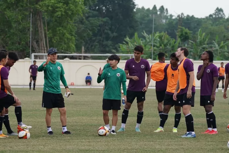 Pelatih Timnas U-23 Indonesia, Shin Tae-yong yakin anak didiknya akan mengalahkan Timor Leste dalam laga penyisihan grup A cabang sepak bola Sea Games 2021 malam ini, Selasa (10/5/2022) di Stadion Viet Tri, Vietnam. (pssi.org.)