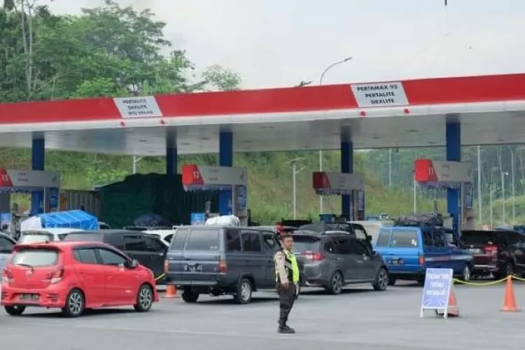  Suasana stasiun pengisian BBM saat arus mudik dan balik 2022. (dok)
