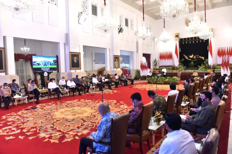 Presiden Jokowi memimpin Rapat Kabinet, sehari sebelum bertolak ke AS. (BPMI Setpres.)