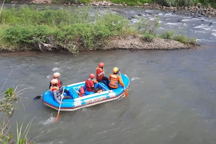 Sejuma Tim SAR Gabungan melakukan pencarian bocah 7 tahun yang diduga tengelam di sungai Kupang Desa Pandansari Kecamatan Warungasem.  (dok)