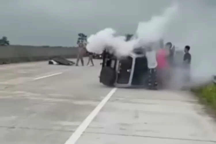 Kecelakaan di Tol Pemalang-Pejagan, Panther Miyabi Tabrak Pembatas Jalan hingga Terguling (Instagram @batanghelp)