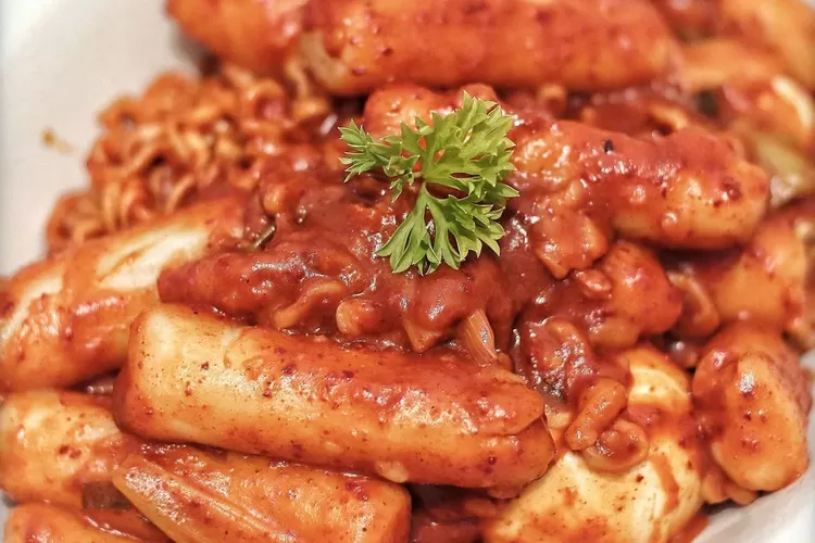 Pecinta Drakor Pasti Anda Tau Apa Itu Tteokbokki Makanan Khas Korea Selatan Itu Ternyata Mudah Untuk Dibuat Dirumah (Instagram @yukilicioso)