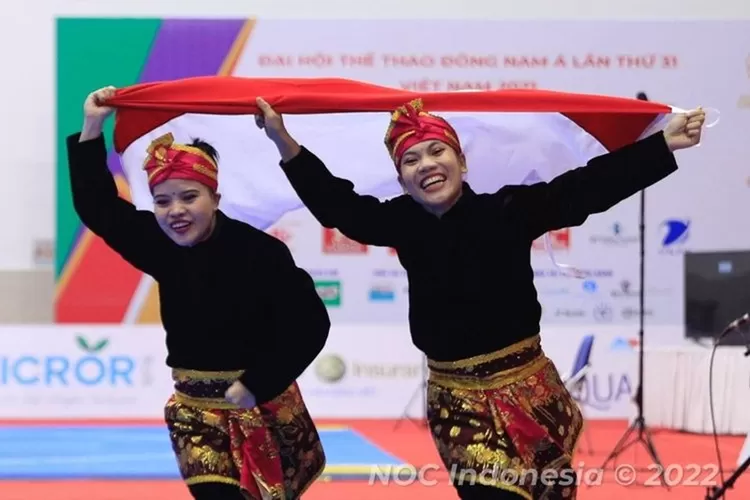 Pasangan Ririn/Riska menyumbang medali emas untuk kontingen Indonesia.