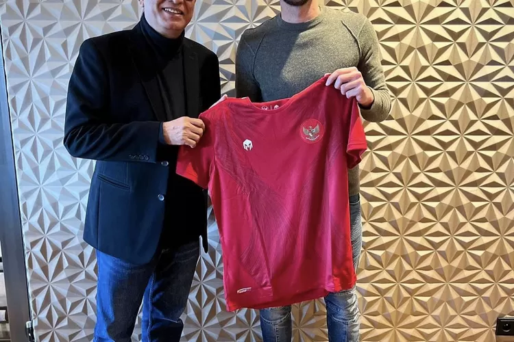 Sandy Walsh bersama anggota Exco PSSI, Hasani Abdulgani (Twitter/@SandyWalsh_)