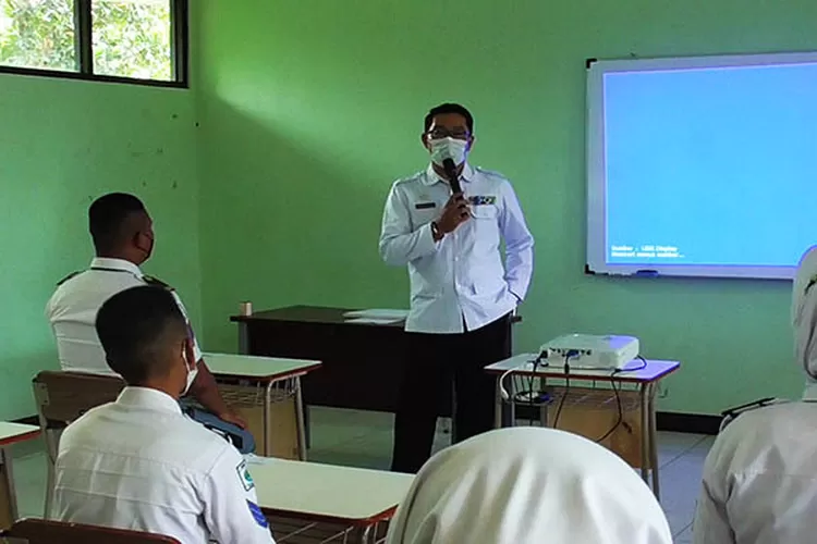 Gubernur Jabar Ridwan Kamil Saat Meninjau Hari Pertama PTM 100 Persen di Subang (Budi Hartati)