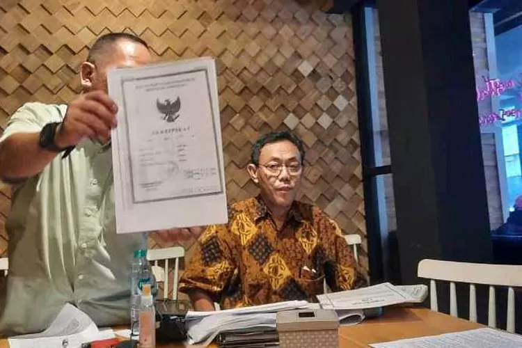 Kuasa hukum pemilik lahan di bekas Keraton Kartasura memperlihatkan salinan sertifikat asli (Endang Kusumastuti)
