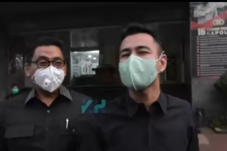 Raffi Ahmada mendatangi Polda Metro Jaya bersama kuasa hukumnya, Sandy Arifin. (Foto: Tangkapan layar Youtube KH Infotainment)