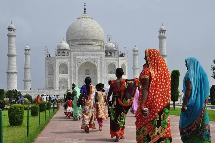 Warga India berjalan di sekitar Taj Mahal. India saat ini tengah dilanda gelombang panas yang disebut ahli sebagai dampak dari pemanasan global. (Pixabay/nonmisvegliate)
