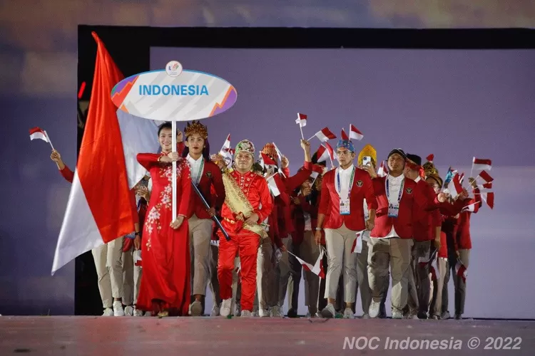 SEA Games Vietnam resmi dibuka di Stadion Nasional My Dinh, Hanoi Kamis 12/5 malam, di mana 30 atlet Indonesia ikut defile dipimpin Emilia Nova. (kemenpora.go.id)