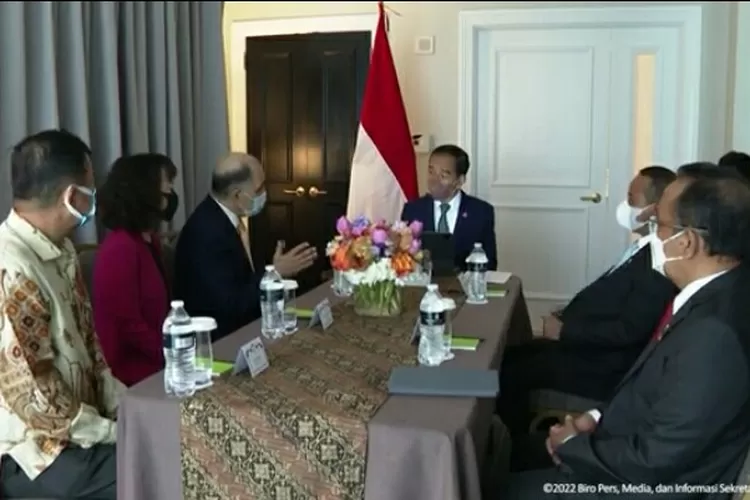 Presiden Jokowi saat berbicara dengan Chairman dan CEO Air Product Seifi Ghasemi.  (Tangkapan layar YouTube.)