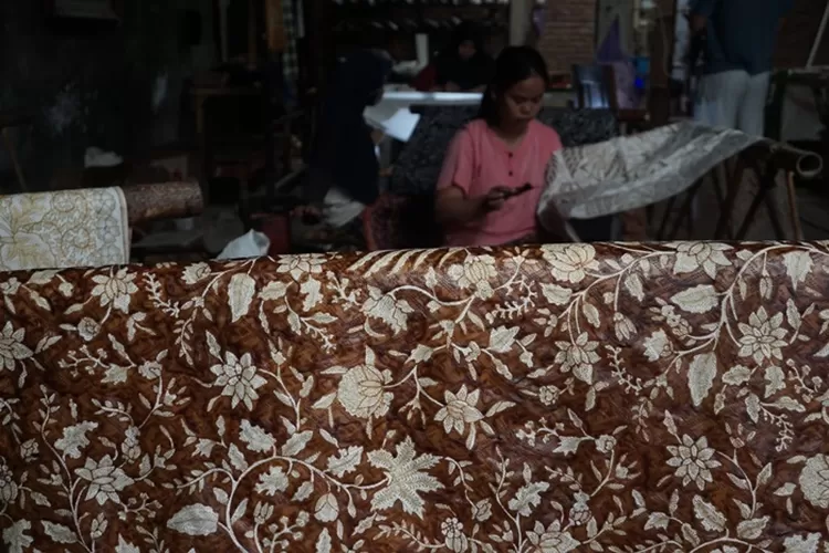 Sejumlah pembatik tulis yang bekerja di bengkel batik Alvien Alfan di Jalan Ahmad Dahlan, Tirto,&nbsp; Pekalongan Barat,&nbsp;Kota Pekalongan milik Mustar Sidiq. (dok)